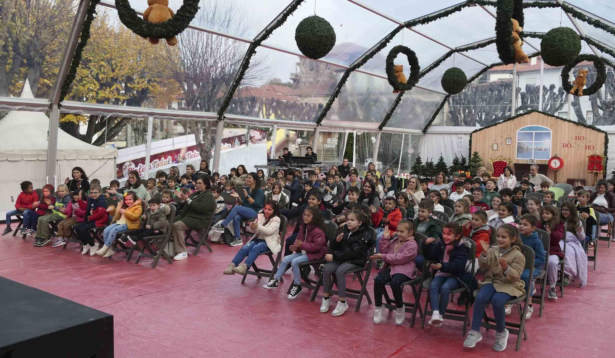 Espetáculo de Natal 'Lá Lá Lá' Encanta Alunos na Praça de Natal